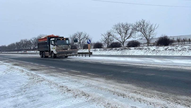 Intervenții fără întrerupere pe drumurile din țară: servicii municipale mobilizate din cauza poleiului