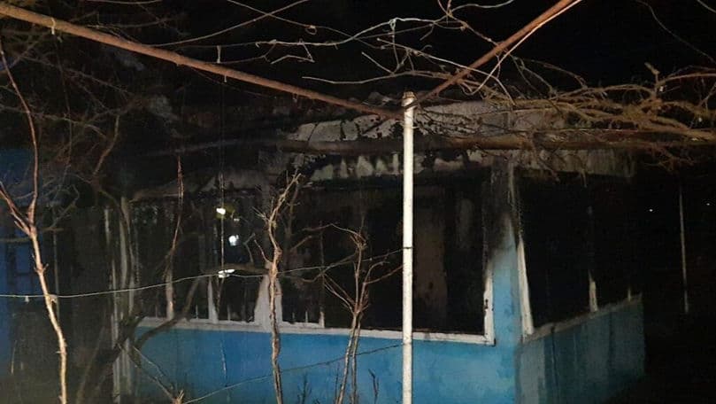 O casă din Ialoveni a ars în totalitate. Pompierii au ajuns greu la fața locului din cauza poleiului