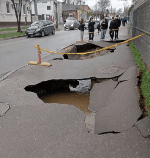 Asfalt prăbușit cu apă în centrul Chișinăului