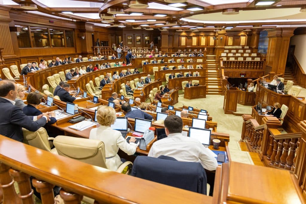 Reformă în instituțiile de mediu, votată de Parlament
