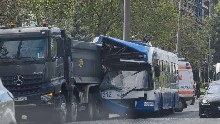 Un troleibuz de pe linia nr. 3 a fost implicat într-un accident rutier