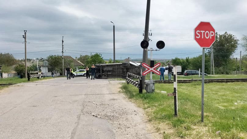 Accident la o trecere feroviară din Florești: un tren a lovit un automobil