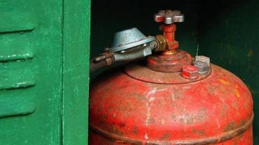 Două persoane au suferit arsuri în urma unei deflagrații de la o butelie de gaz
