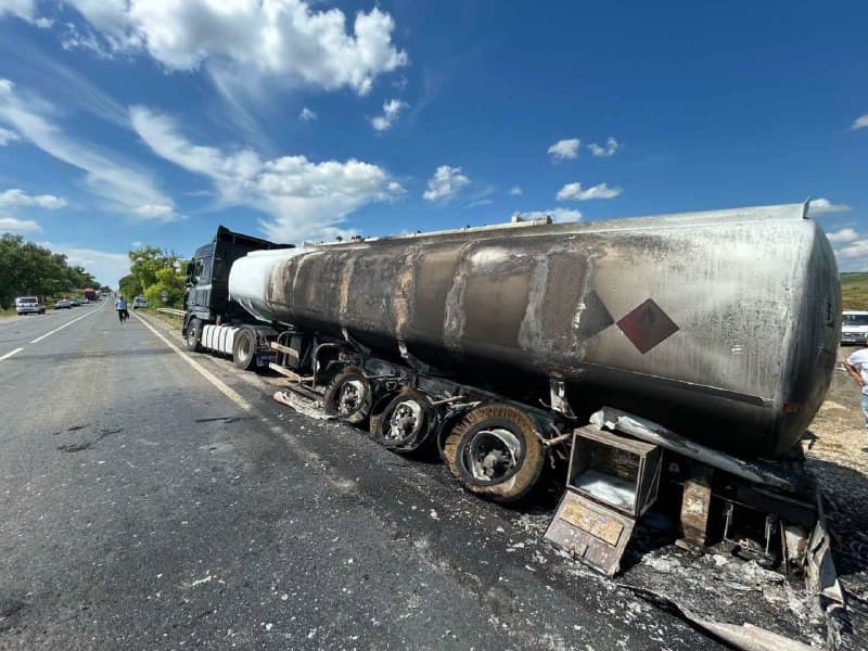 Accident în raionul Sîngerei, o autocisternă a luat foc
