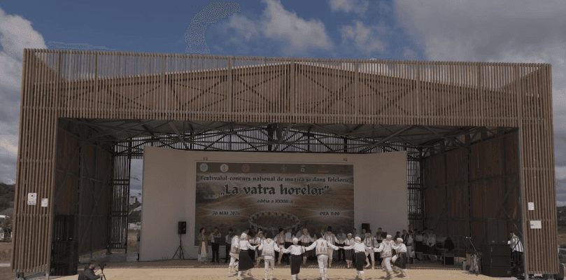 Festivalul „La Vatra Horelor” a adunat ansambluri din întreaga țară