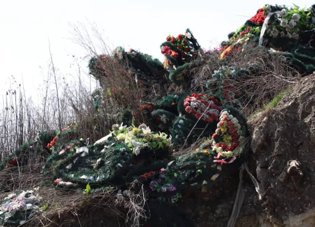 Guvernul propune interzicerea coroanelor din plastic