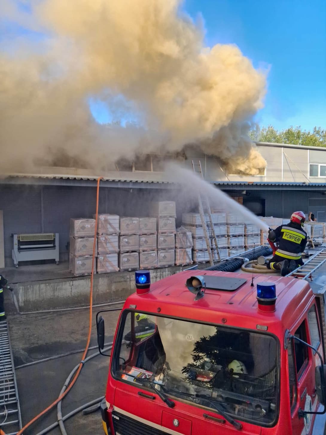 Incendiu într-un depozit din capitală