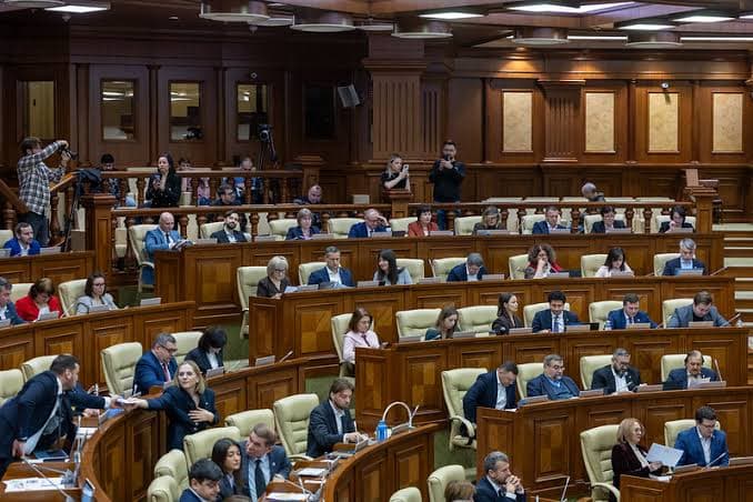 Consultări pentru identificarea unui nou premier