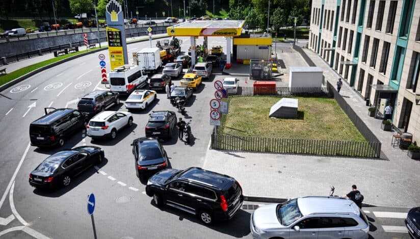 Criză de carburanți în Rusia: cozi uriașe la benzinării