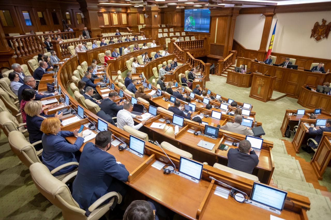 Parlamentul se convoacă în sesiune extraordinară