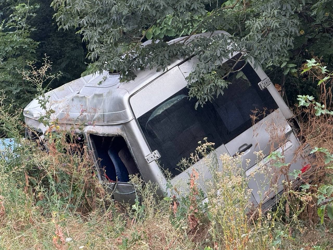 Accident grav în raionul Strășeni: un microbuz s-a răsturnat, iar o pasageră a decedat