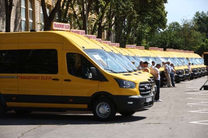 Un nou lot de microbuze pentru elevi