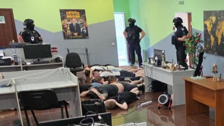 „Suntem de la bancă”: 94 de call-center-uri de escroci, destructurate în Ucraina