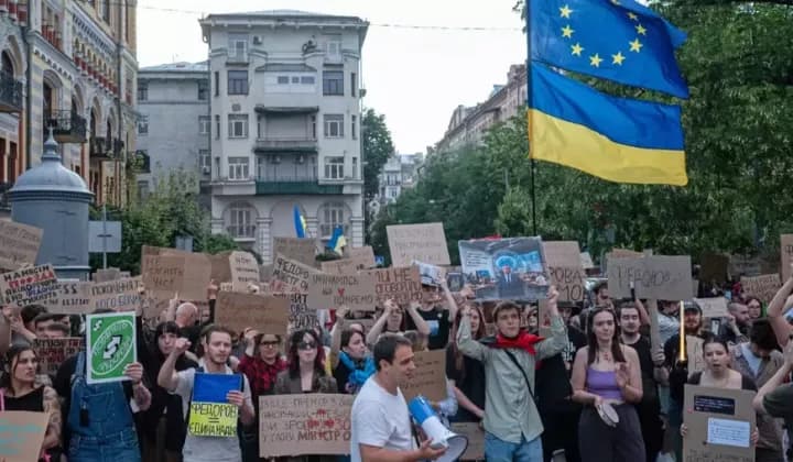 Proteste la Kiev după numirea noului ministru al Apărării. În paralel, procurorii anticorupție au făcut percheziții
