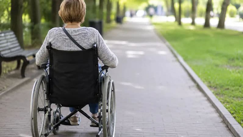 Persoanele cu dizabilități din copilărie vor putea cumula pensia de dizabilitate cu cea de urmaș