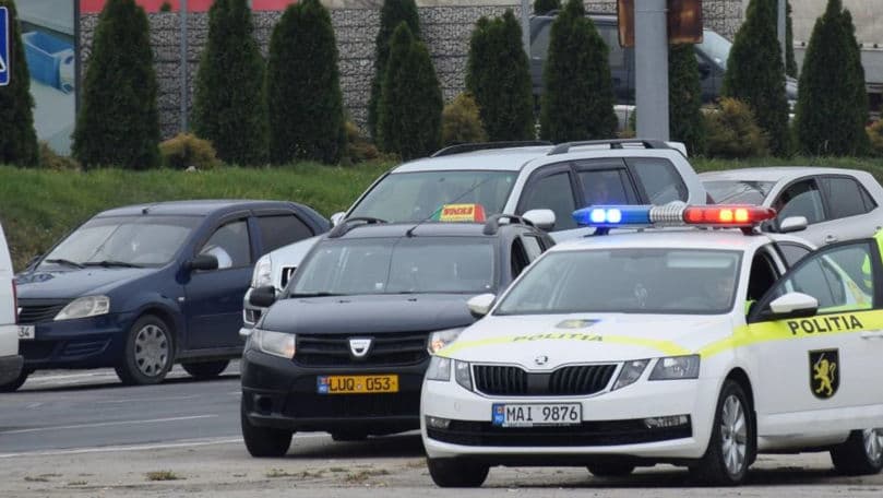 De la 1 noiembrie, șoferii trebuie să circule cu luminile aprinse și ziua. Anvelopele de iarnă nu sunt obligatorii după o dată fixă