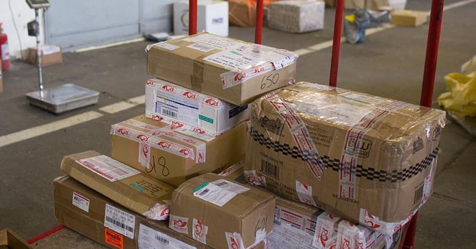 Taxarea coletelor a fost amânată pentru 1 noiembrie