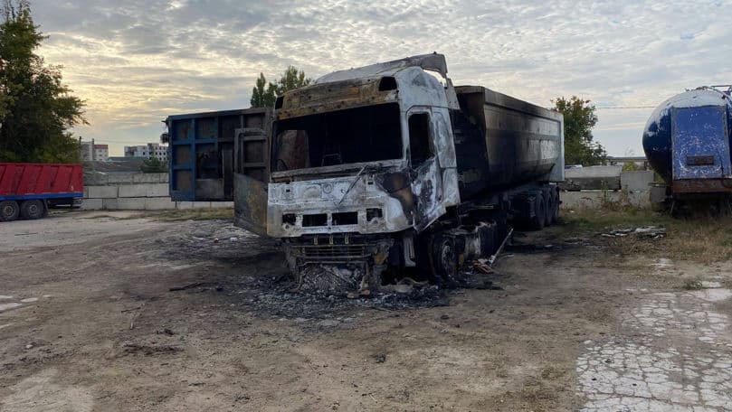 Un incendiu a izbucnit la o bază de camioane din Rezina