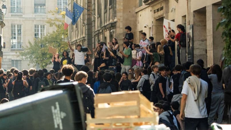 Protestele elevilor se extind în Franța. Mii de licee, afectate de manifestații
