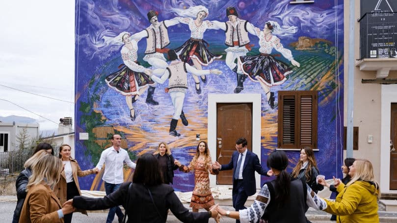 Hora moldovenească, pe zidul unui muzeu din Italia