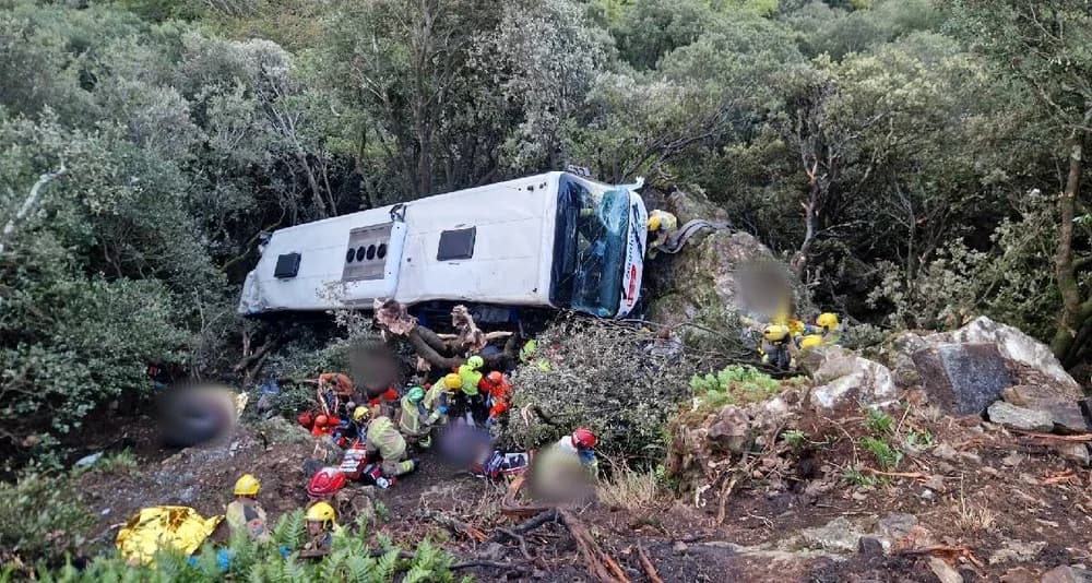 Zeci de răniți după ce un autocar a căzut într-o prăpastie, în Spania